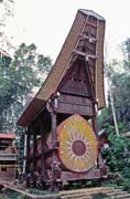 Tradiční architektura Toradžů. Oblast Tana Toraja. Sulawesi,  Indonésie.