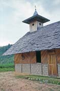 Většina Toradžů se hlásí ke křesťanství. Není překvapením, že na kraji vesnice Timbaan stojí kostel. Oblast Tana Toraja. Sulawesi, Indonésie.