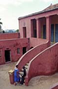 Budova Maison des Esclaves, kde čekali otroci na transport do Ameriky. Ostrov Gorée (Íle de Gorée), okolí Dakaru. Senegal.