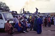 Ranní ruch na autobusovém nádraží, Dakar. Senegal.
