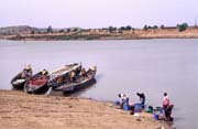 Život u řeky Senegal a pohled do Mauretánie, Bakel. Senegal.