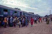 Lidsk mumraj na jedn z nkolika zastvek vlaku na trase Kayes-Bamako. Mali.