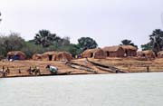 Tradiční vesnice okolo řeky Niger. Mali.