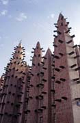Minarety mešity postavené v sahelském stylu. Malá vesnice u města Mopti. Mali.