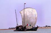 Plachetnice je nejlevnější a nejoblíbenější dopravní prostředek. Řeka Niger. Mali.