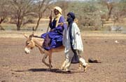 Tuaregové opuštějí trh s dobytkem ve vesnici Djébok. Mali.