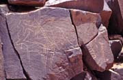 Neolitické kresby v pohoří Adrar des Ifoghas. Poušť Sahara. Mali.