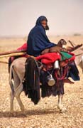 Tuaregové na cestě za novým obydlím. Poušť Sahara. Mali.