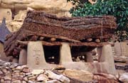 Togu-na, tradin msto, kde se schz a diskutuje star generace mu, vesnice Ireli, zem Dogon. Mali.