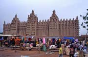 Město Djenné a začínající pondělní trh. Mali.