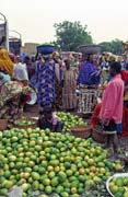 Mango a pondělní trh ve měste Djenné. Mali.