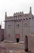 Ulice a hlinený dům ve městě Djenné. Mali.