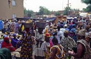 Poledne - tradiční pondělní trh je v plné síle, město Djenné. Mali.