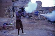 Lovec předvádí svou mušketu. Vesnice Begnimato, země Dogon. Mali.