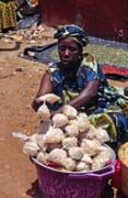 ena na trhu ve mst Bandiagara. Mali.