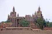 Hliněná Misire mešita postavená v sahelském stylu, město Mopti. Mali.