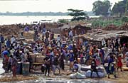 Ranní ruch na břehu řeky Niger, město Ségou. Chystá se totiž trh. Mali.