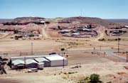 Městečko Coober Pedy - jedno z největších naleziští opálů na světě. Austrálie.