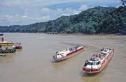 Do města Kapit se dá dojet jen po řece Rejang. Sarawak,  Malajsie.
