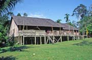 Longhouse. Kulturní vesnice u Kuchingu. Sarawak,  Malajsie.