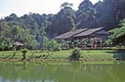 Longhouse. Kulturní vesnice u Kuchingu. Sarawak,  Malajsie.