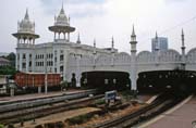 Vlakov ndra ve mst Kuala Lumpur. Je postaveno v islmskm stylu. Malajsie.