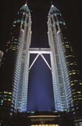 Petronas Twin Towers at night. Msto Kuala Lumpur. Pevnina,  Malajsie.