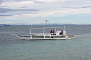 Typická filipínská loď (pump boat), Malapascua. Filipíny.