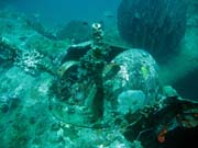 Potápění u ostrovů Togian, Kadidiri, vrak bombardéru B24 z druhé světové války potopený 3. května 1945. Sulawesi, Indonésie.