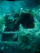 Potápění u ostrovů Togian, Kadidiri, vrak bombardéru B24 z druhé světové války potopený 3. května 1945. Sulawesi, Indonésie.