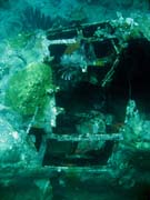 Potápění u ostrovů Togian, Kadidiri, vrak bombardéru B24 z druhé světové války potopený 3. května 1945. Sulawesi, Indonésie.