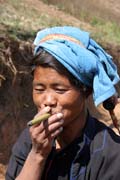 Žena z horského kmenu Pa-O kouří cheroot - tradiční Barmskou cigaretu. Vesnice kolem jezera Inle. Myanmar (Barma).