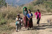 Vesničané na cestě do mestečka Mindat. Provincie Chin. Myanmar (Barma).