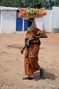 Pouliční prodejkyně ve městě Parakou. Benin.