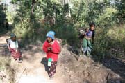 Děti na cestě mezi vesnicemi. Provincie Chin. Myanmar (Barma).