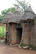 Tradiční několikapatrový hliněný dům etnika Somba nazývaný tata somba. Domy vypadají jak malé opevněné hrady. Oblast Boukoumbé. Benin.