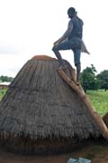 Vstup do sýpky domu tata somba. Oblast Boukoumbé. Benin.