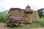 Tradin nkolikapatrov hlinn dm etnika Somba nazvan tata somba. Domy vypadaj jak mal opevnn hrady. Oblast Boukoumb. Benin.