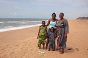 Místní rodina na výletě u moře, město Ouidah. Benin.