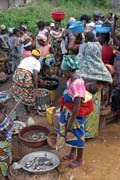 Trh ve mst Abomey-Calavi na behu jezera Nokou. Benin.
