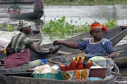 Ranní plovoucí trh ve městě Ganvié. Benin.