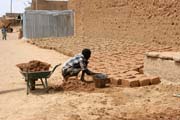 Výroba tradičních nepálených cihel z kterých se zde staví vetšina domů. Město Agadez. Niger.