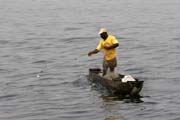 Rybář u Lobe vodopádů. Kamerun.