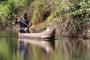 Rybář na řece Lobe. Kamerun.