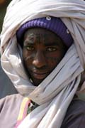 Muž z kočovnéko etnika Bororo (někdy též nazývaní Wodaabé, jsou součástí velké etnické skupiny Fulani). Oblast jezera Čad. Kamerun.