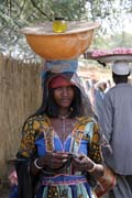 Žena na trhu - pravděpodobně etnikum Bororo. Oblast jezera Čad. Kamerun.