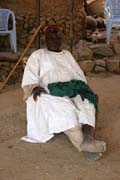 Lokální král vesnice Oudjilla. Tento panovník má 50 manželek a mnoho dětí. Kamerun.