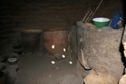 Pohled do kuchyn v krlovskm palci ve vesnici Oudjilla. Kad z 50 manelek m takovouto kuchyni. Kamerun.