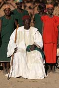 Krl se svmi manelkami. Vesnice Oudjilla v poho Mandara. Kamerun.