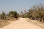 Cesta do vesnice Rhumsiki (Roumsiki) v pohoří Mandara. Kamerun.